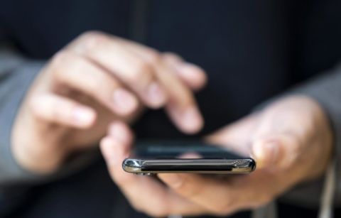 Έρευνα: 9 στους 10 Έλληνες «μ’ ένα κινητό στο χέρι»